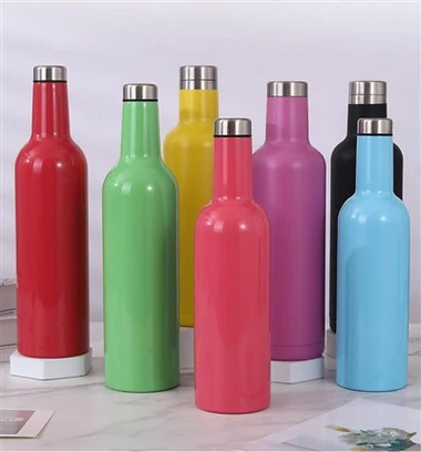 Bottiglia d'acqua isolata da 750 ml